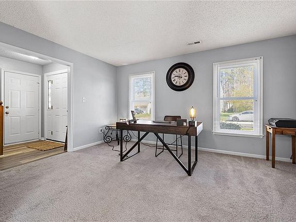 5th image of 912 Chartwell Dr