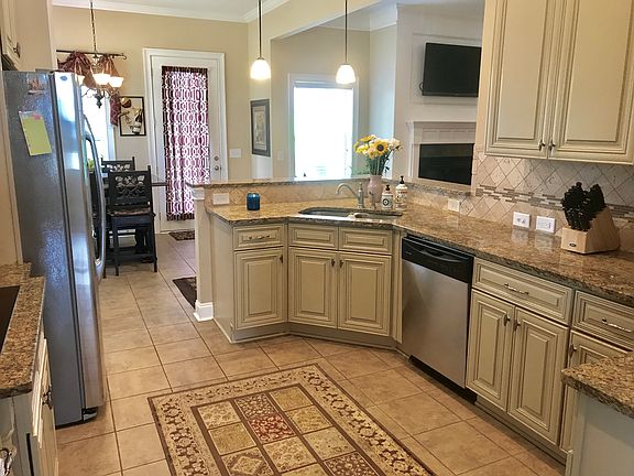 Spacious Kitchen and Bar