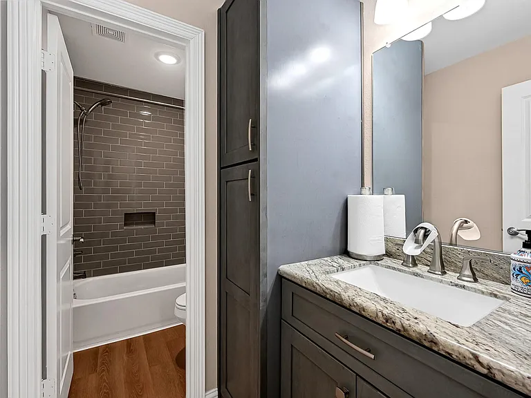 1035 E Hampton Dr — Photo 15
