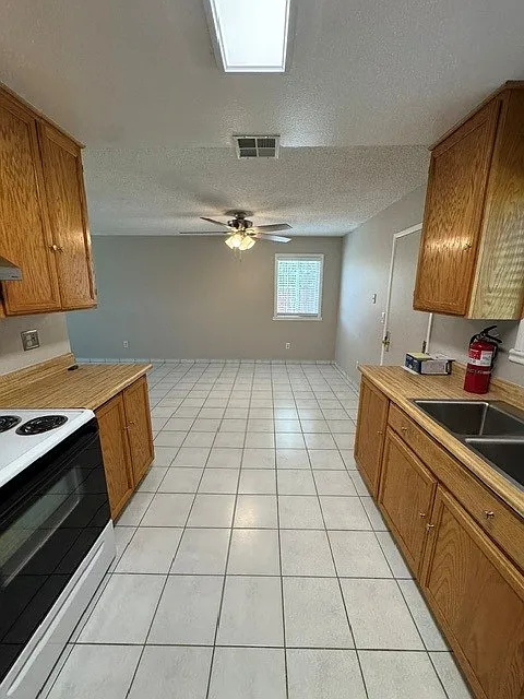 3 bed, 1143 sqft, $2,500 — Photo 4