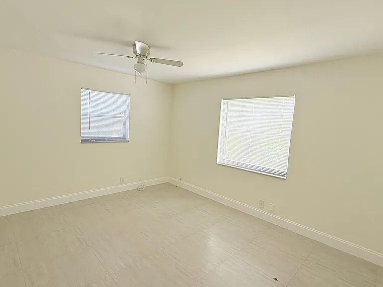 607 NE 29th Dr #17 — Photo 6