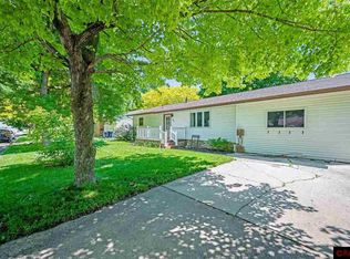 209 Viking Ave, Hanska, MN 56041