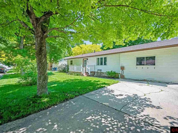 209 Viking Ave, Hanska, MN 56041