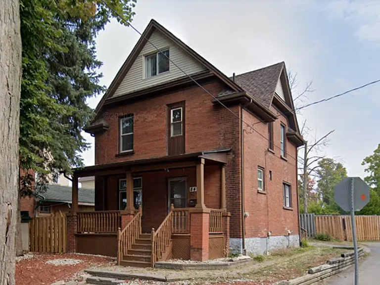 84 Ahrens St W #B — Photo 2