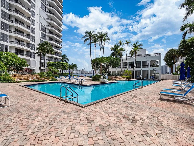 3600 Mystic Pointe Dr #1417 — Photo 21