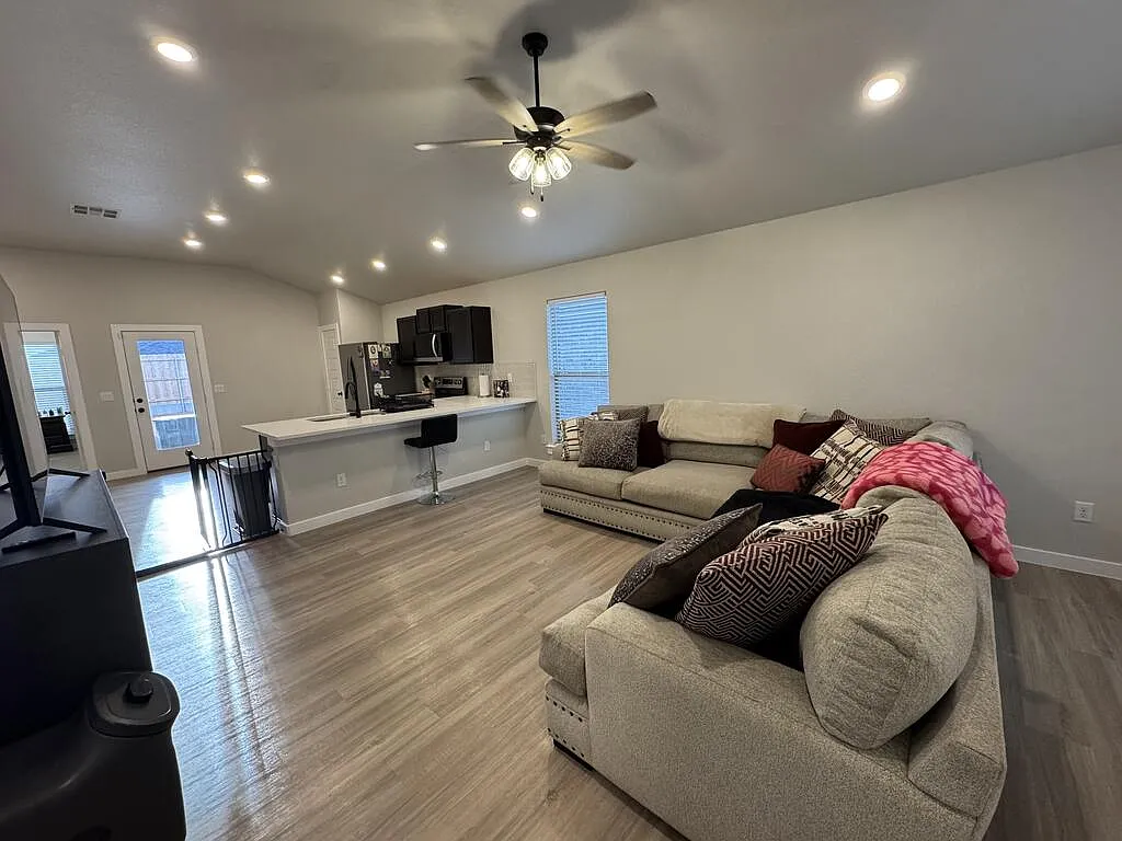3 bed, 2.0 bath, 1377 sqft, $2,500 — Photo 2