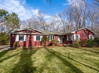 23 Overlook Dr, Laurel Hollow, NY 11791