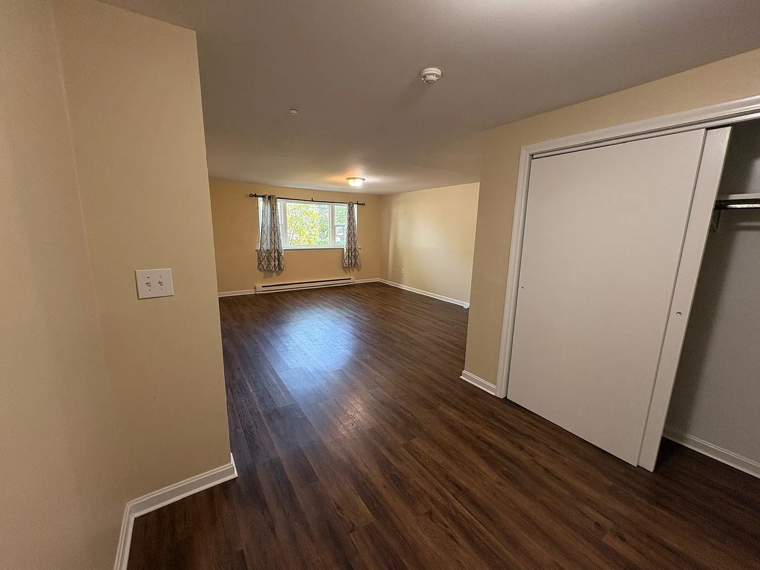 2 bed, 905 sqft, $1,950 — Photo 2