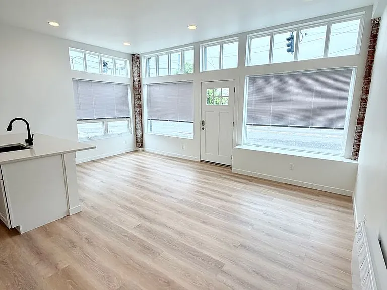 1223 W Nickerson St — Photo 7