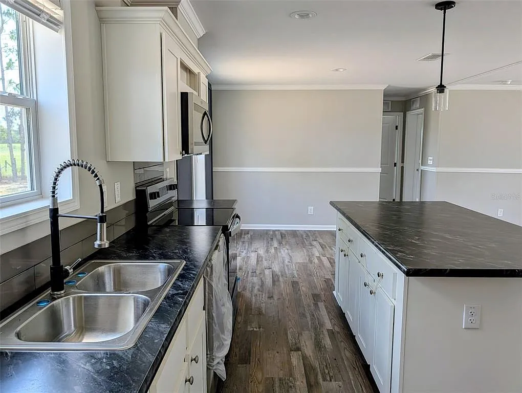 3 bed, 2.0 bath, 1813 sqft, $2,450 — Photo 4