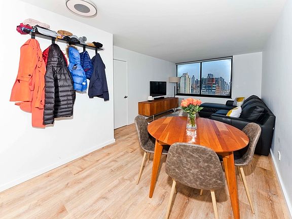 3rd image of 353 E 72nd St APT 27A