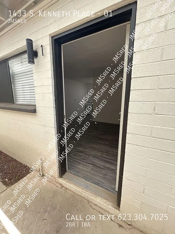 **Take 1/2 Off The First Month's Rent! Freshly Updated Two Bedroom / One Bath Apartment Near Asu — Photo 2