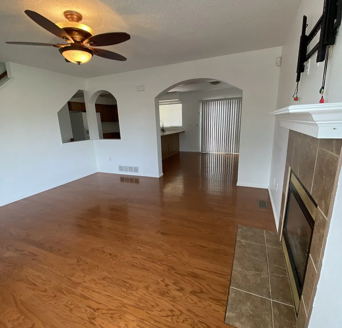 4 bed, 3.5 bath, 2026 sqft, $2,235 — Photo 3