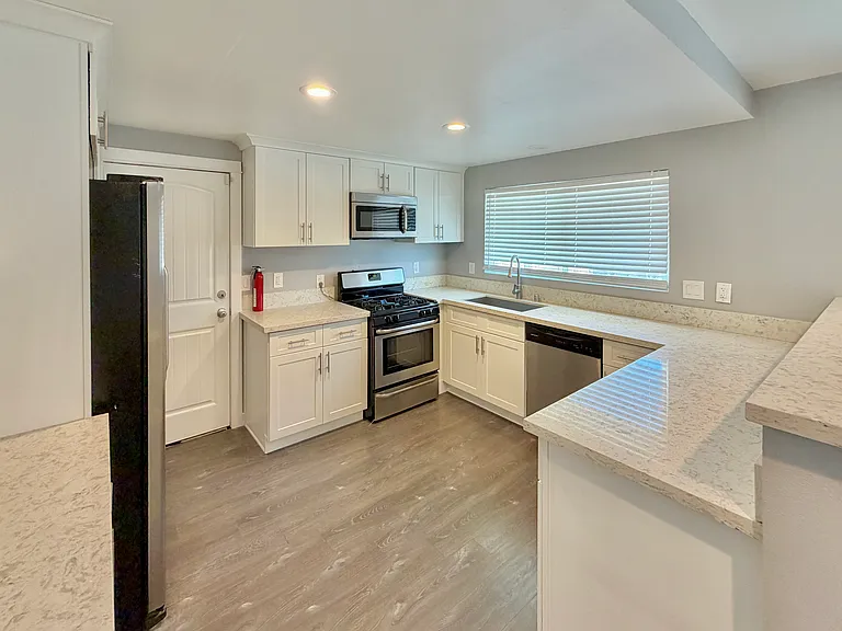 1017 W Casmalia St — Photo 5