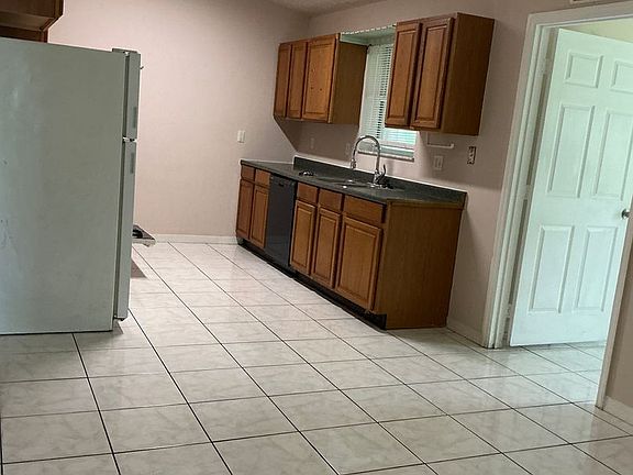 3rd image of 2242 SE Master Ave