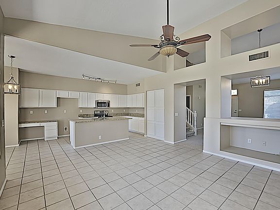 4th image of 2182 W Myrtle Dr
