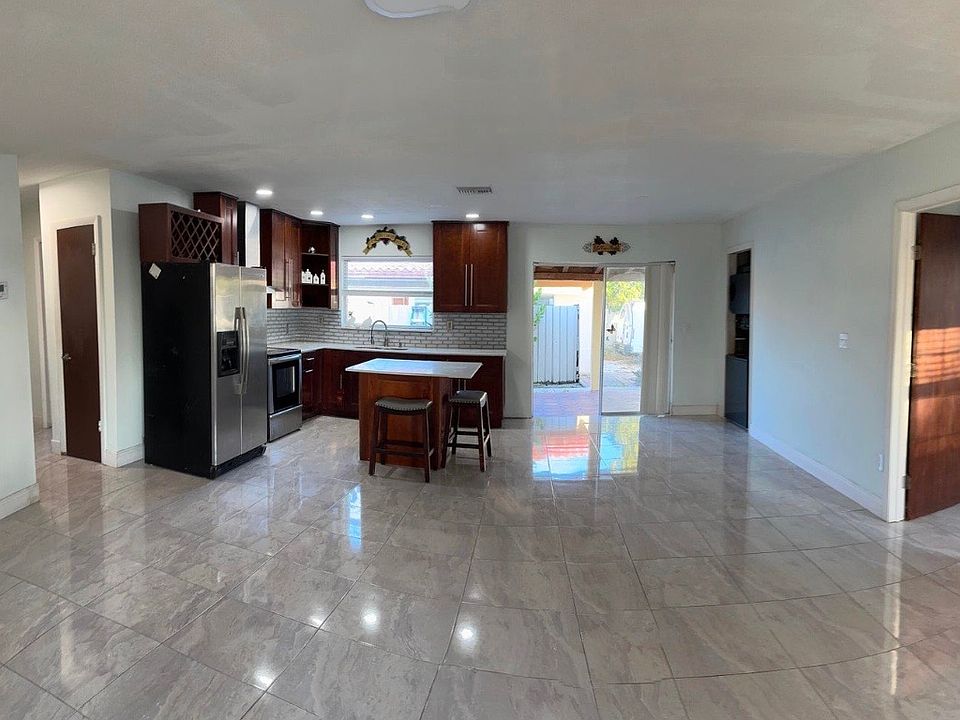 2nd image of 416 San Mateo Dr