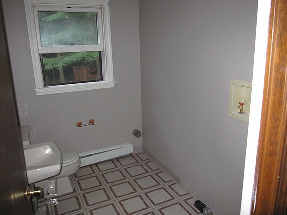 Bath w/ washer/dryer hook up