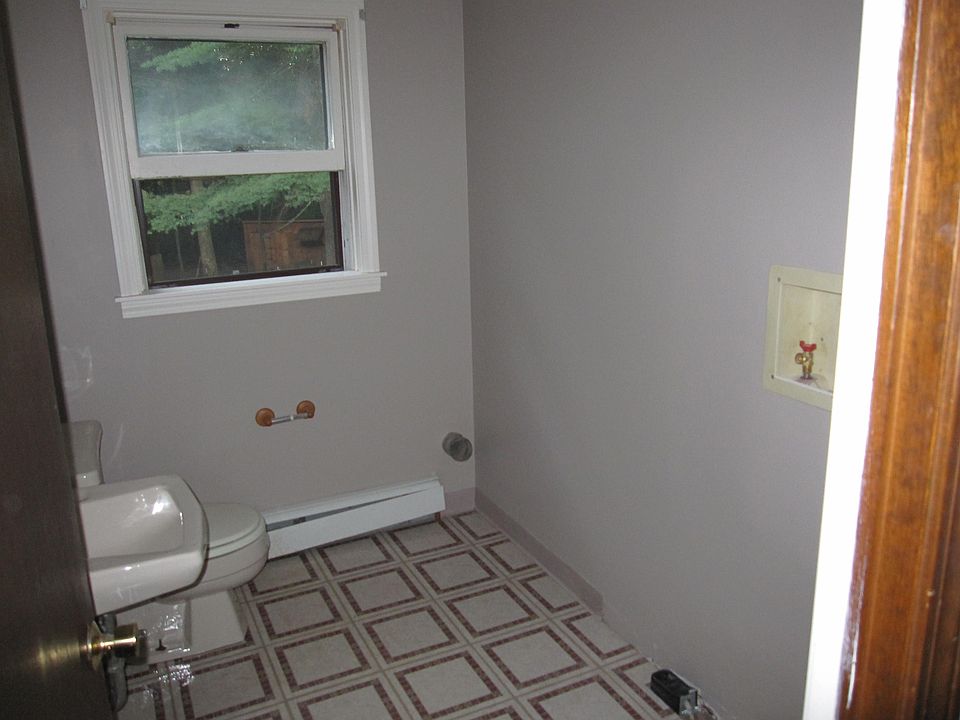 Bath w/ washer/dryer hook up