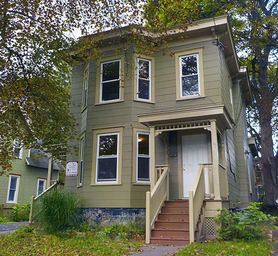 546 Columbus - Available August 1, 2027 - Beautiful 1st Floor Flat On Quiet Residential Street — Photo 2