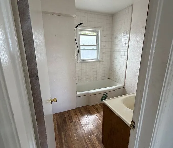 1220 Ames St — Photo 2