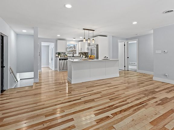 3rd image of 3007 Maple St