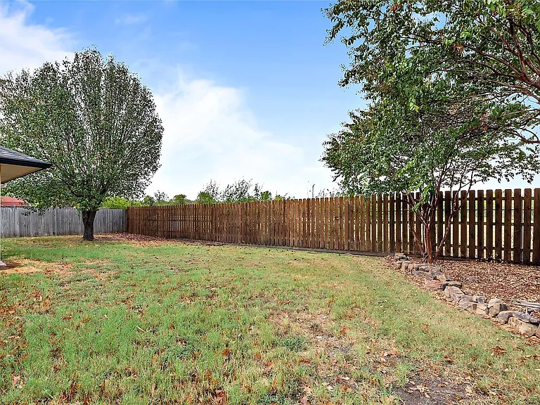 525 Baldwin St — Photo 13