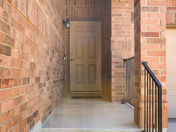 3rd image of 903 Spello Cir