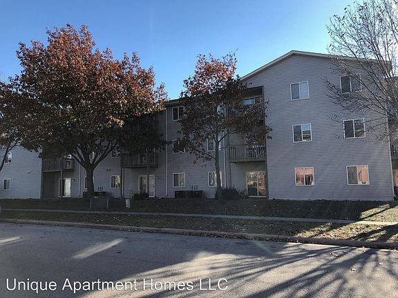 3rd image of 610 Stonehaven Dr Unit 2