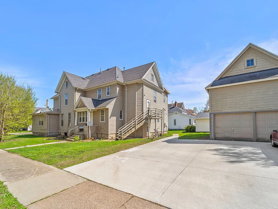 1103 Main St