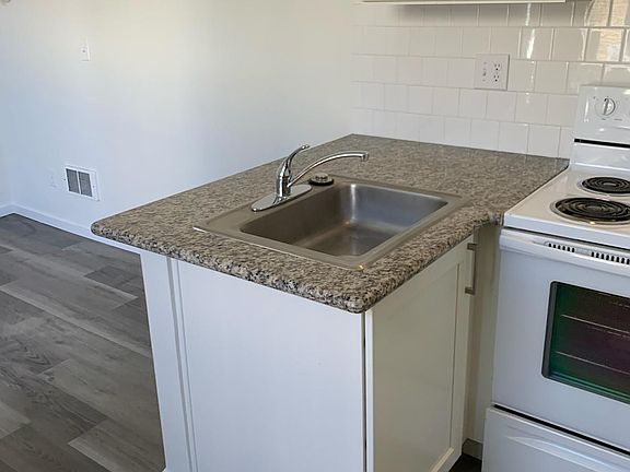 2nd image of 320 1/2 E Oak St