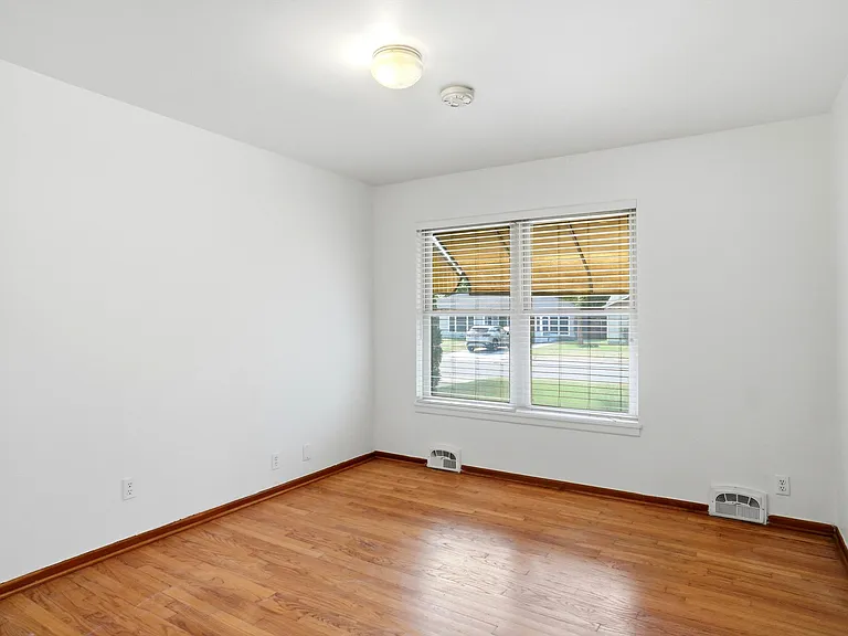 900 Emery St — Photo 9