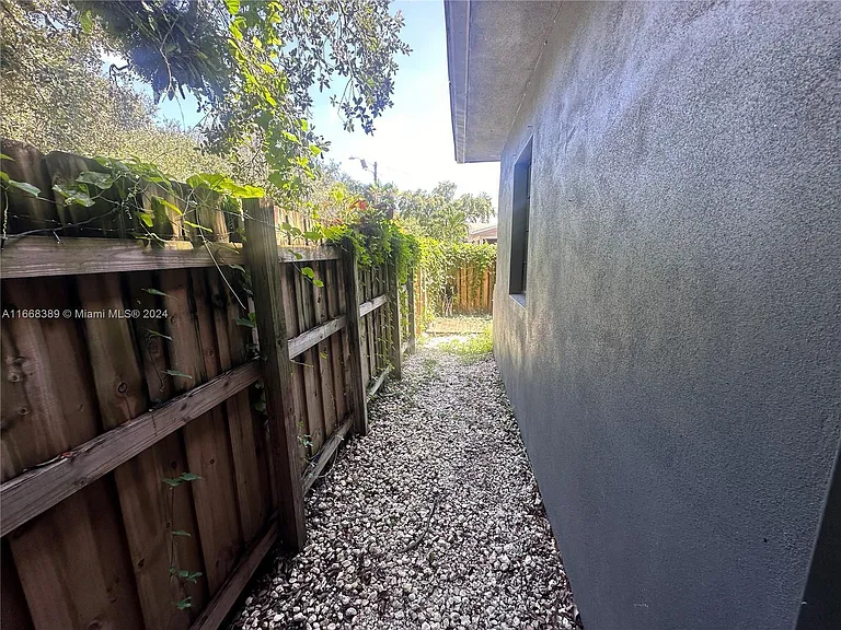 1418 SW 27th St #1 — Photo 11