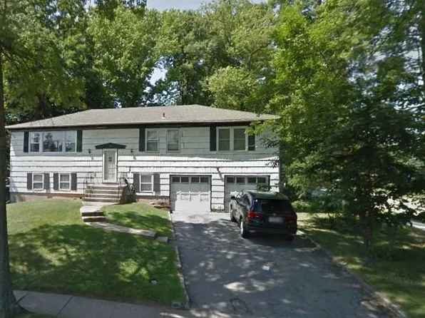 122 Shelter Rock Rd, Roslyn, NY 11576