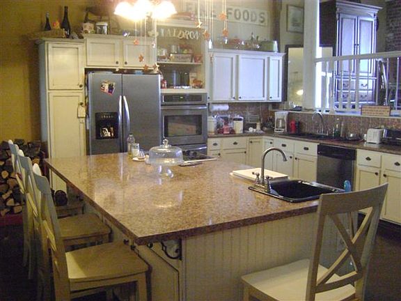 kitchen w/large island