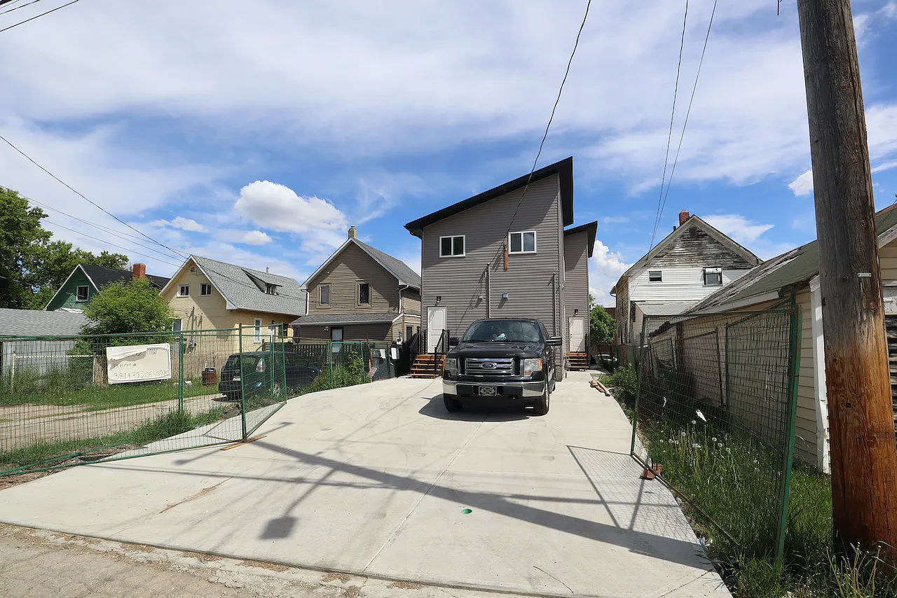 Parkdale 3 Bed 2.5 Bath Main For Rent Edmonton — Photo 4