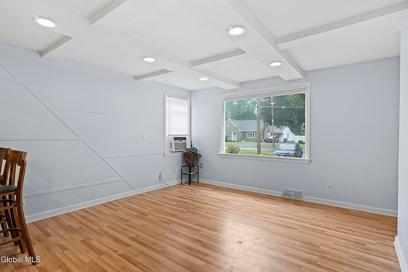 4th image of 192 Sunnyside Road