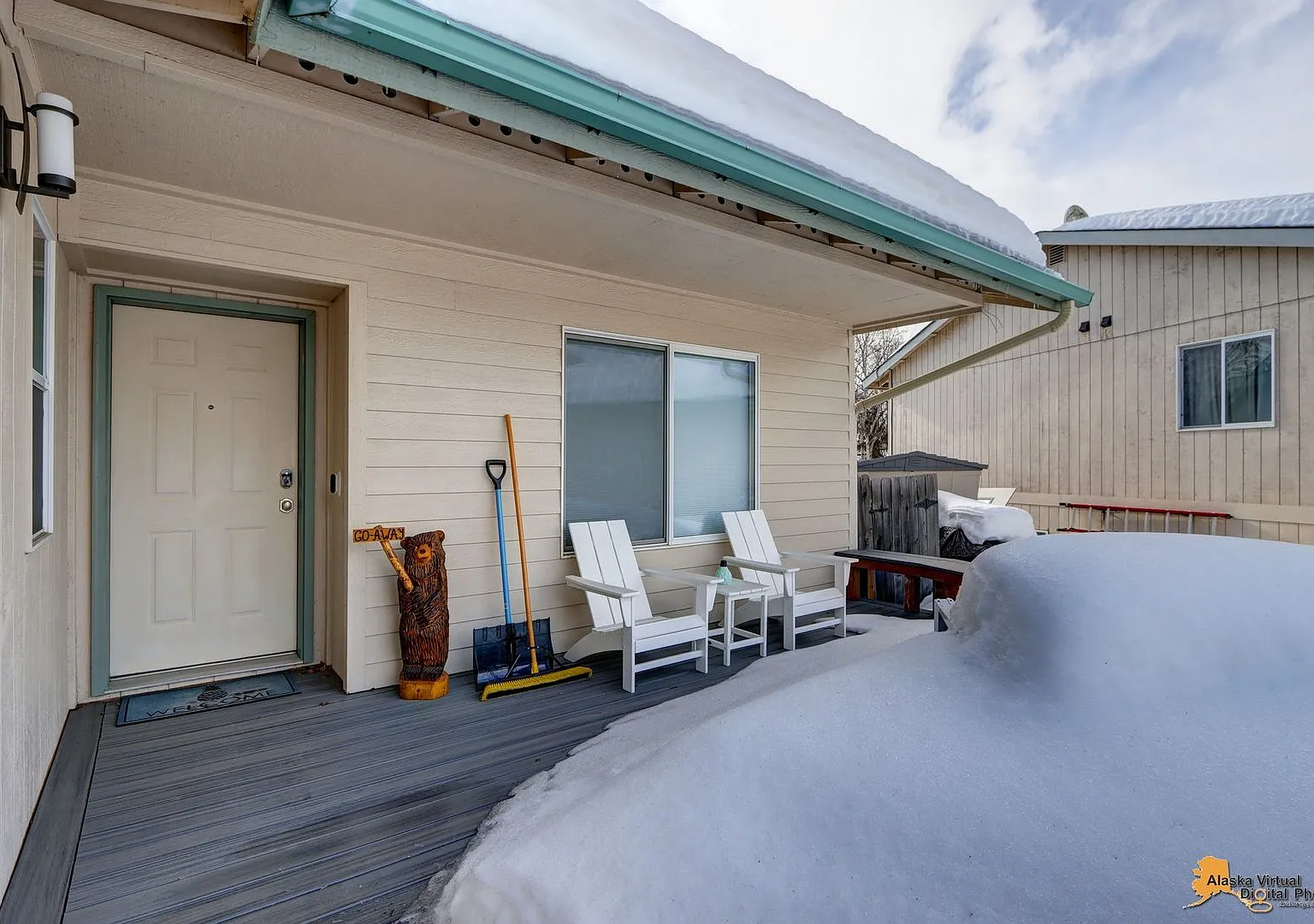 Fully Furnished Three Bedroom Executive Rental, Close to the Airport! — Photo 2