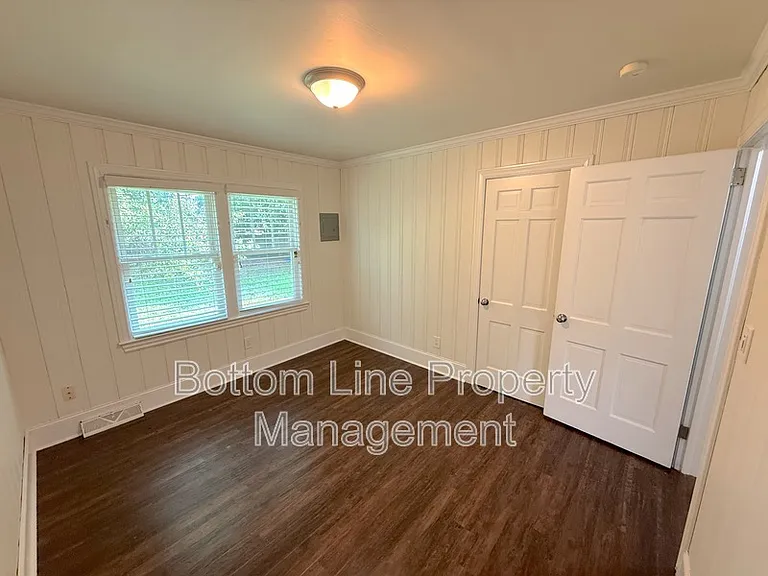 114 W College St — Photo 11