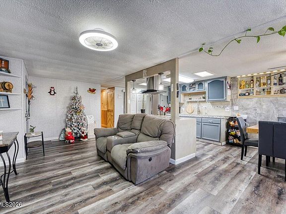 4th image of 985 Villa Way