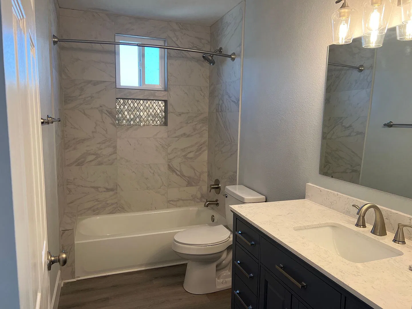 Gorgeous Upstairs Apt! Two Reserved Parking Spaces! — Photo 4