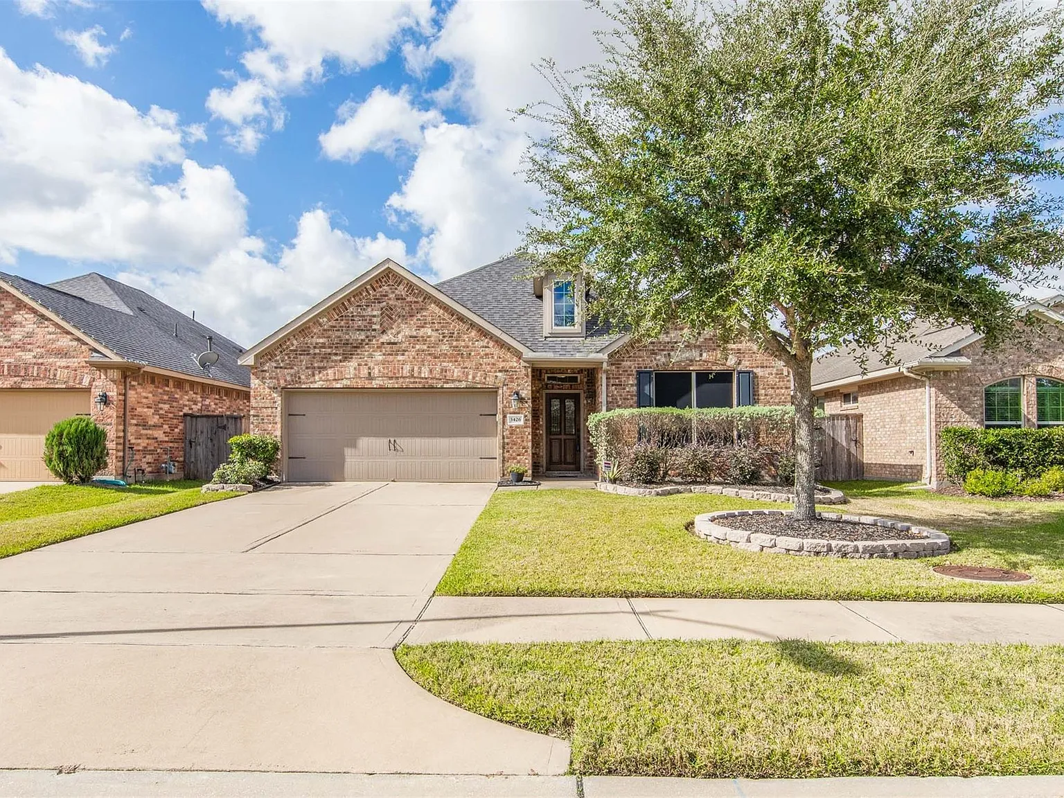 4 bed, 2.0 bath, 2394 sqft, $2,500 — Photo 2