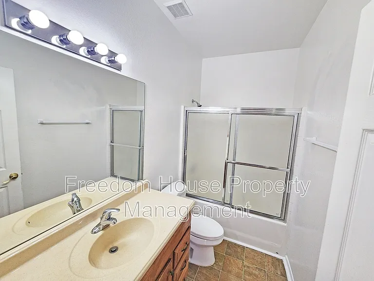 530 E Bourbon St #4 — Photo 18