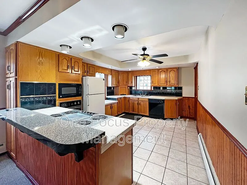 3 bed, 2.0 bath, $1,295 — Photo 2