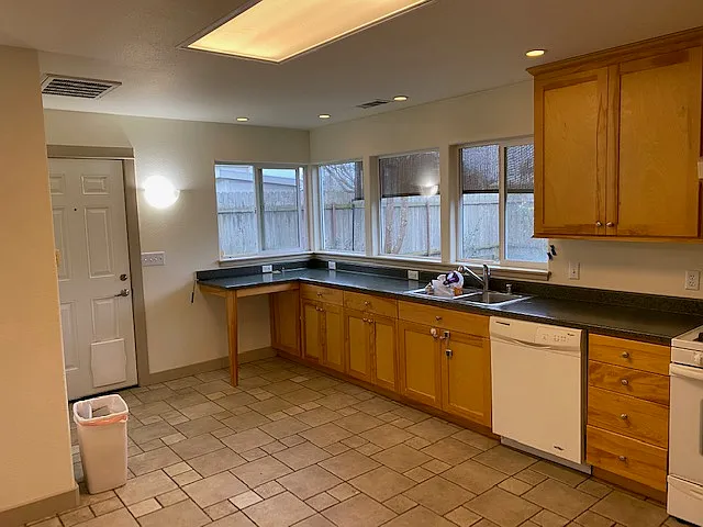 1245A Spear Ave — Photo 3
