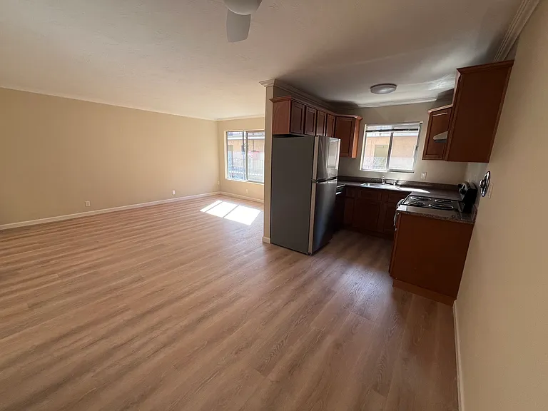 Central Avenue Apartments — Photo 9