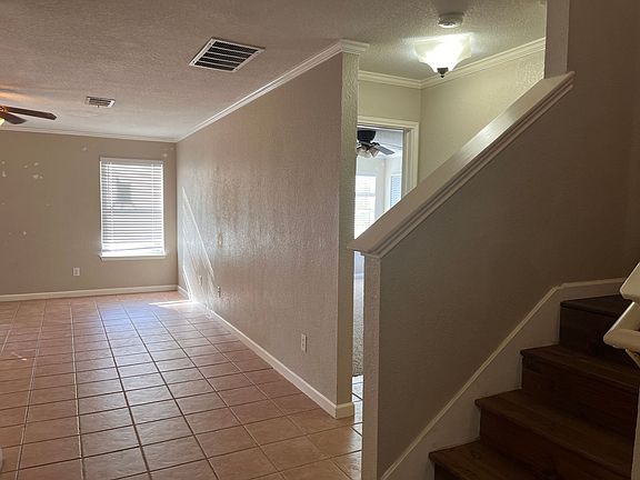 5th image of 327 Oxford Dr