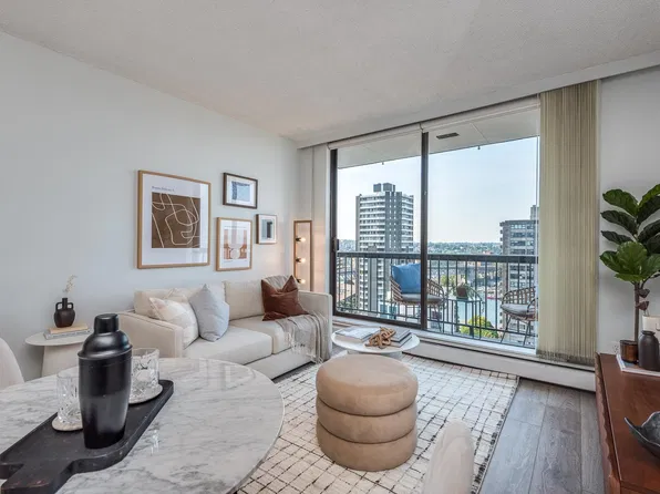 1146 Harwood St #1401, Vancouver, BC V6E 3V1