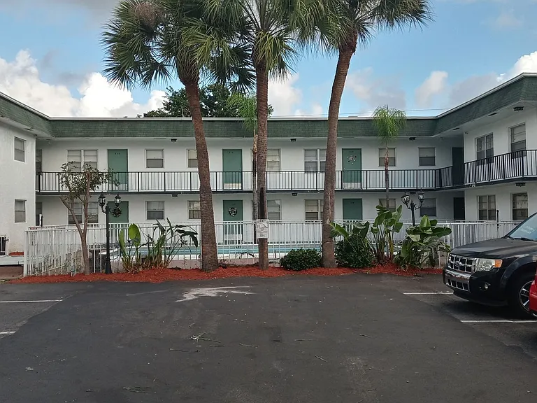 Trayann Apartments - 7777 Pines Blvd — Photo 8