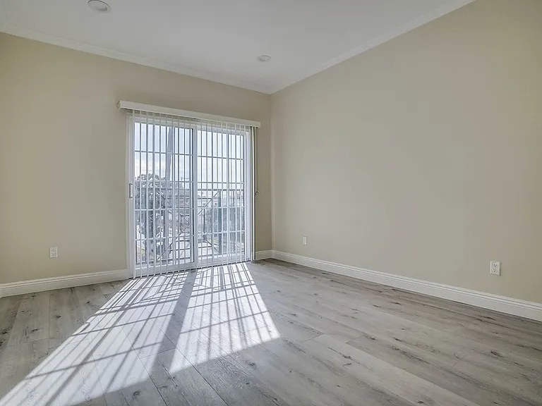 501 E 99th St #10 — Photo 31